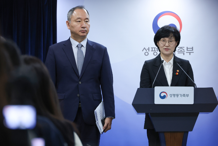 원민경 성평등가족부 장관이 16일 서울 종로구 정부서울청사에서 임신중지 약물 도입 방안 브리핑을 하고 있다. 연합뉴스