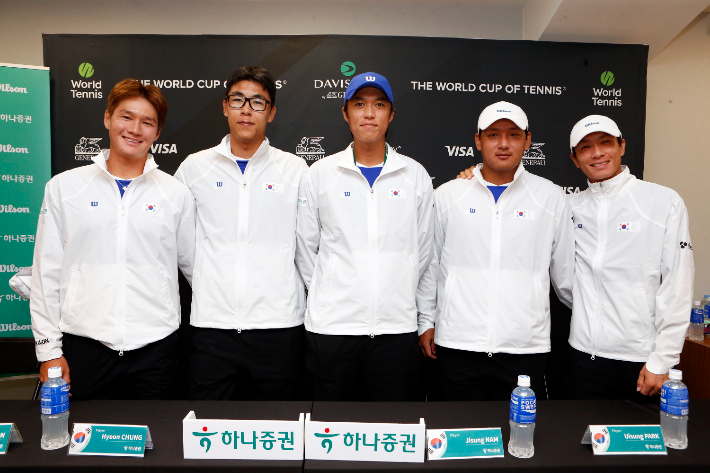 한국 남자 테니스 국가대표 권순우(왼쪽부터), 정현, 남지성, 박의성, 홍성찬이 16일 인도와 데이비스컵 공식 기자 회견을 마친 뒤 선전을 다짐하고 있다. 대한테니스협회 