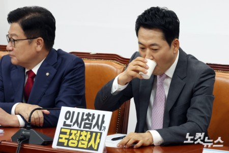 물 마시는 장동혁 대표