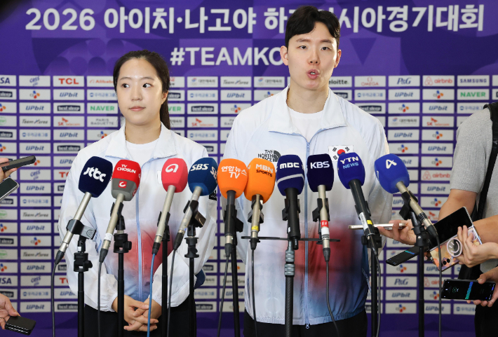 2026 아이치ㆍ나고야아시안게임에 나서는 탁구 신유빈과 배드민턴 서승재가 17일 인천 영종도 인천국제공항 제2여객터미널에서 출사표를 밝히고 있다. 연합뉴스 