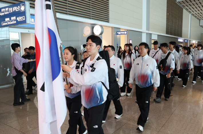 2026 아이치·나고야 아시안게임(AG)에 나서는 탁구 신유빈과 배드민턴 서승재 등 대한민국 선수단이 17일 인천 영종도 인천국제공항 제2여객터미널에서 출국 행사를 마친 뒤 함께 이동하고 있다. 연합뉴스 