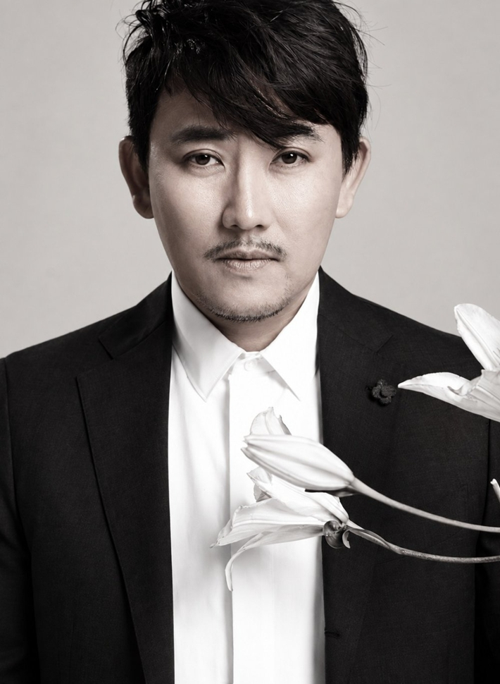 가수 이승철이 16일 첫 손주를 봤다. LCS 제공