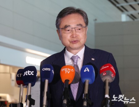 취재진 질문에 답하는 외교장관