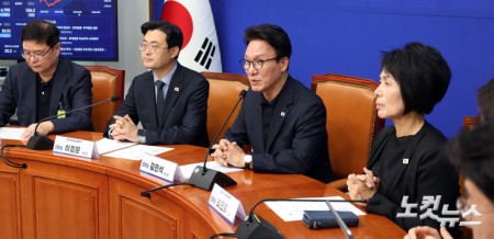 발언하는 김민석 대표