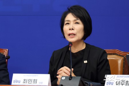 발언하는 최민희 미디어공공성 강화TF 단장