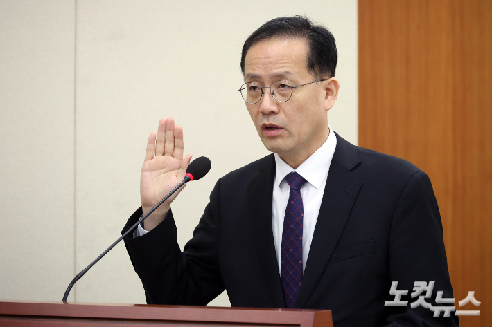 이형일 경제부총리 겸 재정경제부 장관 후보자가 서울 여의도 국회 재정경제기획위원회에서 열린 인사청문회에서 선서를 하고 있다. 윤창원 기자