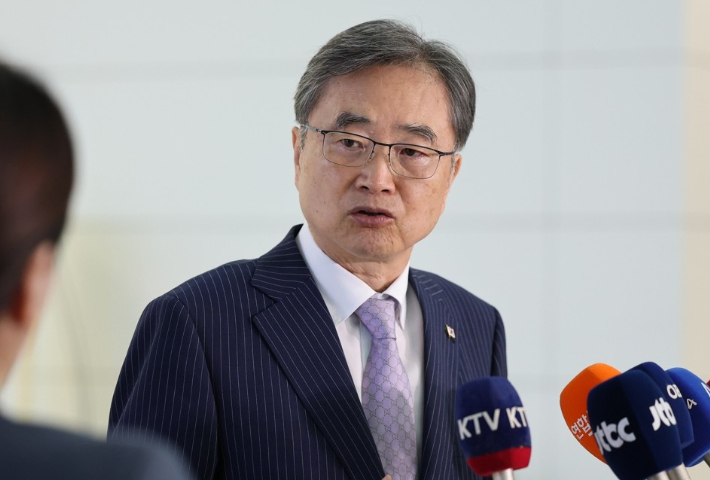 조현 외교부 장관이 17일 인천 영종도 인천국제공항 제2여객터미널에서 한미 외교장관회담을 위해 출국하며 취재진의 질문에 답하고 있다. 연합뉴스