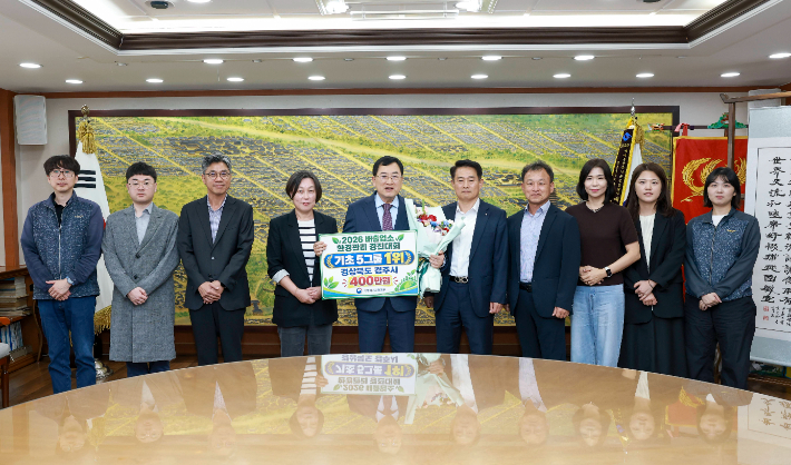 주낙영 경주시장이 '2026년 지자체 배출업소 환경관리실태 평가' 기초지자체 5그룹 1위 달성을 기념해 관계 공무원들과 기념촬영을 하고 있다. 경주시 제공