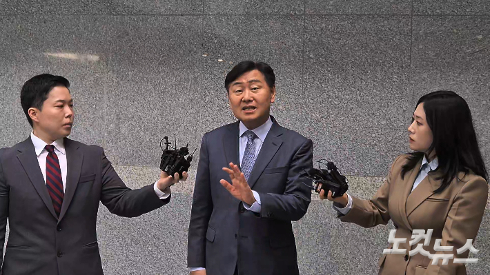 지난 4월 김관영 전 전북도지사가 '현금 살포' 의혹을 두고 해명하고 있다. 송승민 기자