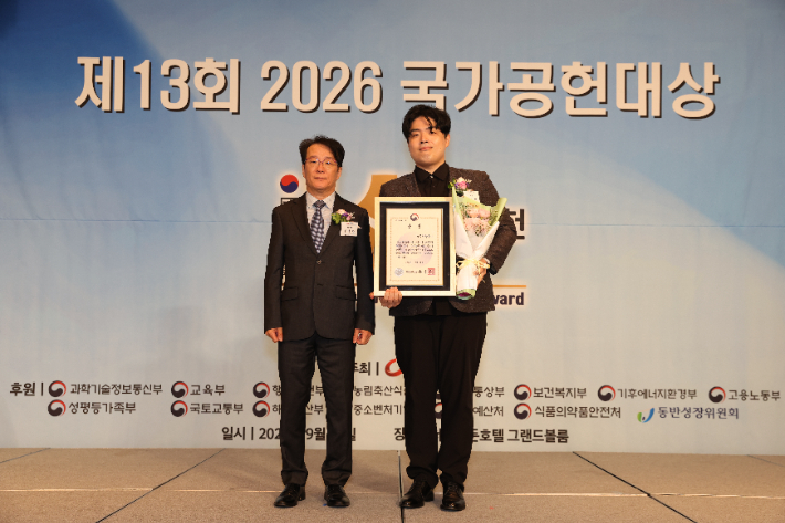 문정혁(오른쪽) 제주관광공사 홍보과장이 수상 후 기념촬영하고 있다. 제주관광공사 제공 
