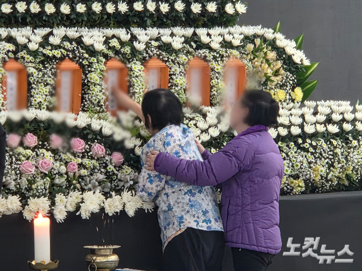 대전 안전공업 화재로 숨진 희생자들의 합동 추모식에서 유가족이 오열하고 있다. 박우경 기자