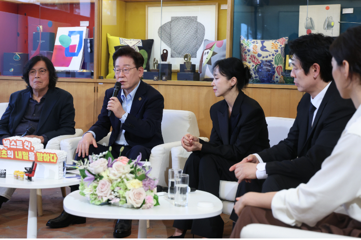 이재명 대통령이 7일(현지시간) 프랑스 남부 생폴드방스 마그 재단에서 국제 영화·영상 정상회의 '뤼미에르 서밋' 개막식 후 열린 영화인과의 대화에서 인사말을 하고 있다. 연합뉴스