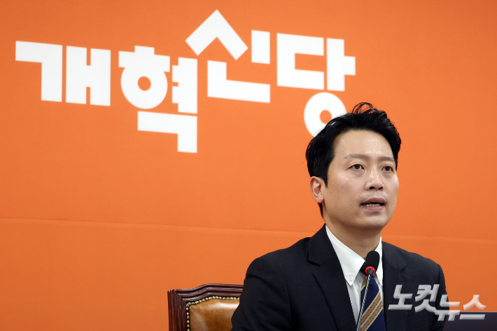 개혁신당 이기인 비상대책위원장이 17일 서울 여의도 국회에서 당의 첫번째 쇄신안 발표를 하고 있다. 윤창원 기자