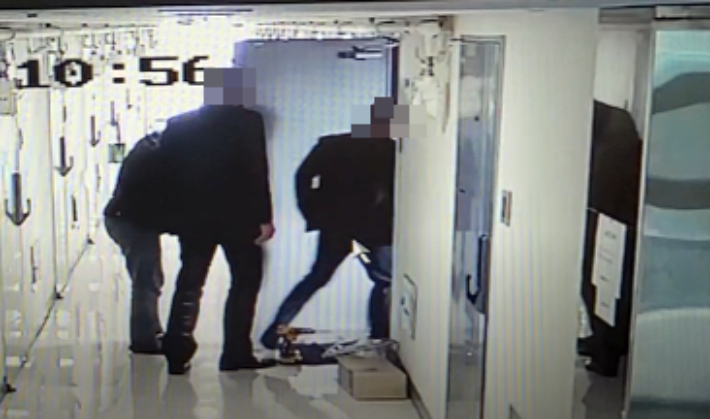 2021년 11월 공동주거침입 사건 당시 CCTV영상 캡처. 김창기 씨 제공