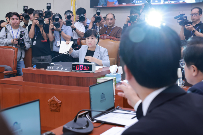 17일 국회 법제사법위원회 전체회의에서 박형수 야당 간사 등 국민의힘 소속 법사위원들이 김승원 법무부 장관 후보자 인사청문경과보고서 처리에 반발하며 항의하고 있다. 연합뉴스