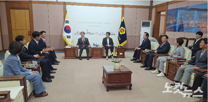 한동훈 의원이 17일 강무길 부산시의회 의장과 의장단, 상임위원장과 이야기 나누는 모습. 강민정 기자