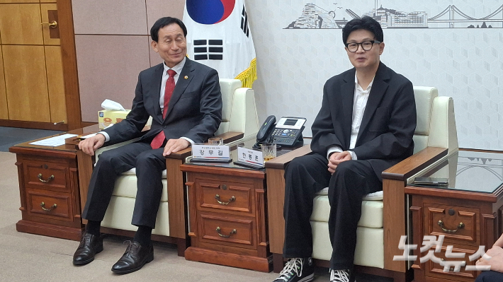 한동훈 의원(오른쪽)이 강무길 부산시의회 의장과 17일 만나고 있다. 강민정 기자