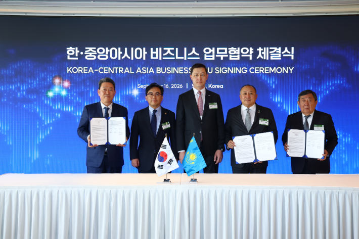 (왼쪽부터) 현대차그룹 기획조정담당 서강현 사장, 산업통상자원부 박정성 통상교섭본부장, 카자흐스탄 외교부 투자위원회 아르닥 제베셰프 (Ardak Zebeshev) 위원장, 유나이티드 그룹 알라타우 비야체슬라프 킴 회장, 카스피안 그룹 최유리 회장. 현대차그룹 제공