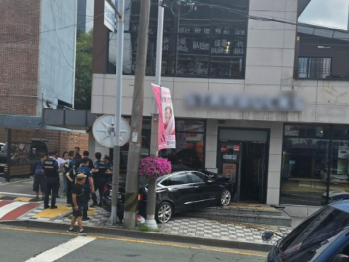 17일 오전 10시 50분쯤 부산 수영구의 한 도로를 달리던 승용차가 카페 외벽을 들이받았다. 부산소방재난본부 제공
