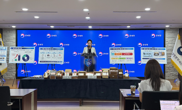 이진희 관세청 통관국장이 17일 인천공항세관에서 비만치료제 적발 실적 및 통관검사 강화 방안 등을 발표하고 있다. 관세청 제공
