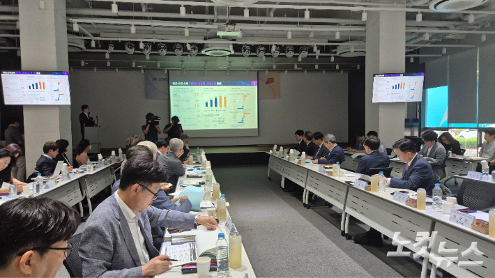 대구시는 17일 오전 10시 30분 대구창조경제혁신센터에서 제1회 '대구첨단산업발전전략자문회의'를 개최했다. 곽재화 기자