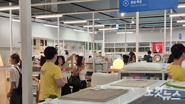 17일 동대구역 신세계백화점 8층에 문을 연 이케아 대구점을 찾은 손님들이 매장 안을 둘러보고 있다. 정진원 기자