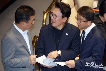 17일 서울 여의도 국회에서 열린 제439회 국회(정기회) 제9차 본회의에서 더불어민주당 김민석 대표와 한병도 원내대표, 김태선 의원이 대화를 하고 있다.