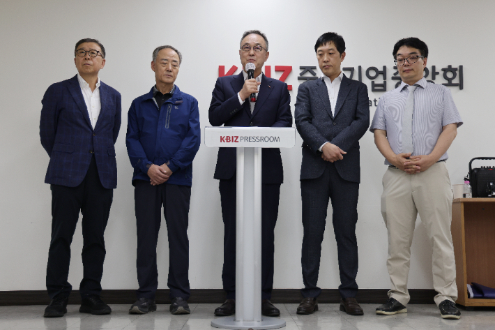 송치영 소상공인연합회장이 17일 서울 여의도 중소기업중앙회에서 열린 배달 플랫폼 관련 5개 단체 입장발표 기자회견에서 회견문을 낭독하고 있다.사진 왼쪽부터 한국프랜차이즈산업협회 박호진 본부장, 전국상인연합회 한완희 사무총장, 송치영 소상공인연합회장, 고장수 전국카페사장협동조합 이사장, 김승일 한국외식업중앙회 정책개발팀장. 소상공인연합회 제공