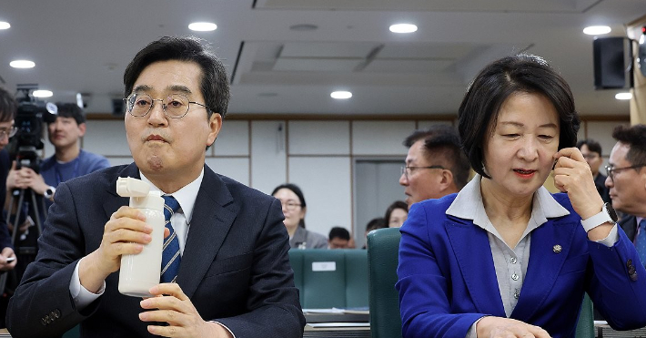 김동연 전 경기지사와 추미애 경기지사. 연합뉴스