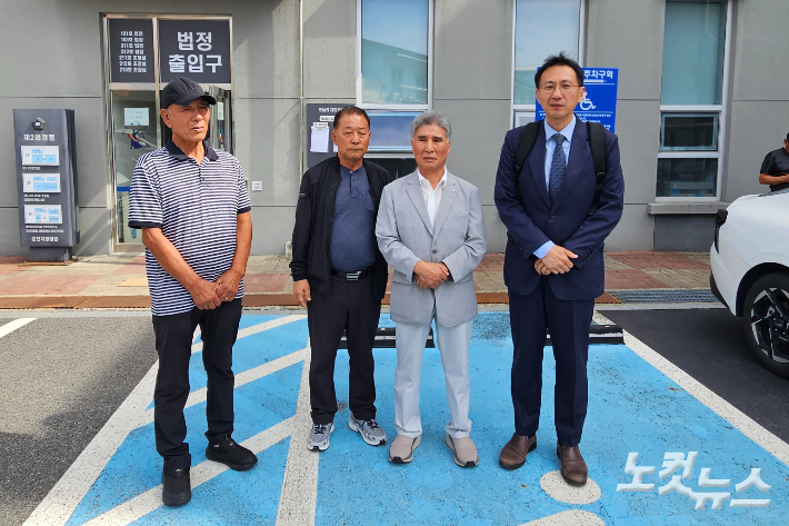 김춘삼 동해안납북귀환어부피해자시민모임 대표와 납북귀환어부 피해자들, 소송대리를 맡은 법무법인 원곡 최정규 변호사가 17일 오후 춘천지법 앞에서 항소심 선고 공판을 마치고 발언하고 있다. 구본호 기자