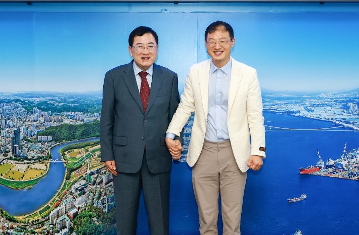 주낙영(왼쪽) 경주시장과 김상욱 울산시장이 17일 울산시청에서 만나 경주·울산 간 공동현안 해결을 위한 협력을 다짐하며 손을 맞잡고 있다. 경주시 제공