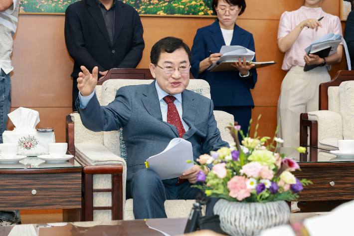 주낙영 경주시장이 김상욱 울산시장과의 면담 중 경주·울산 간 주요 현안에 대해 설명하고 있다. 경주시 제공
