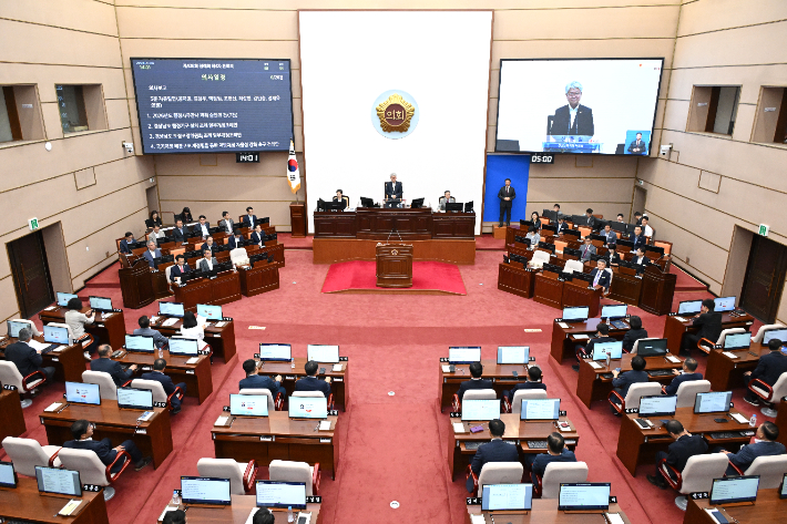 경남도의회 본회의장. 도의회 제공 