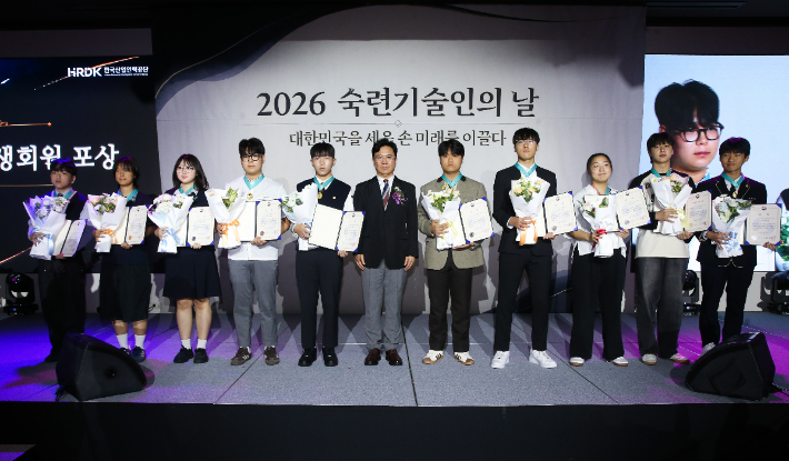울산애니원고 진애린 학생과 울산공업고 안경수 학생이 지난 9월 9일 서울드래곤시티에서 열린 2026 숙련 기술인의 날 기념행사에서 기특한 명장 2기 학생회원으로 선정돼 증서를 받았다. 울산광역시교육청 제공