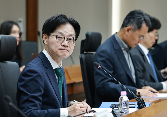 김정관 산업통상부 장관이 17일 서울 여의도 한국수출입은행 대회의실에서 기획예산처, 고용노동부, 국무조정실 등과 한국무역협회, 중소기업중앙회, 대한상공회의소, 산업연구원, 전북대 등 당연직 및 위촉직 위원이 온·오프라인으로 참석한 가운데 열린 제18차 소재·부품·장비 경쟁력강화위원회를 주재하고 있다. 산업통상부 제공