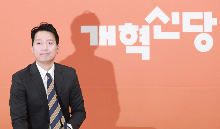 개혁신당 이기인 비상대책위원장이 17일 국회에서 첫 번째 당 쇄신안 발표를 위해 자리로 향하고 있다. 연합뉴스