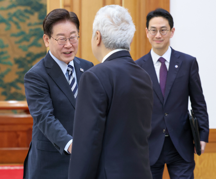 이재명 대통령이 17일 청와대에서 파티 비롤 국제에너지기구(IEA) 사무총장과 접견에 앞서 인사를 나누고 있다. 연합뉴스