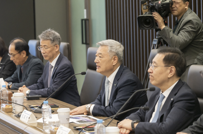 김회천 한수원 사장(가운데)이 참석한 경영진에게 사이버보안의 중요성을 당부하고 있다. 한수원 제공