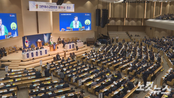 지난 15일부터 '생명의 하나님, 우리를 하나되게 하소서'를 주제로 1,400여 명의 총대들이 참석한 가운데 열린 대한예수교장로회 통합총회 제111회 총회가 17일 폐회했다. 송주열 기자