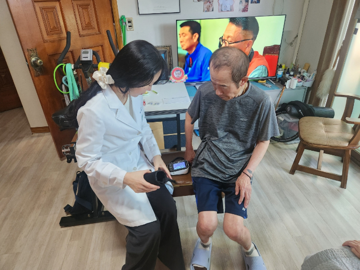 협력병원 퇴원환자 가정 방문 건강용품 지원과 건강 모니터링 현장. 밀양시 제공 