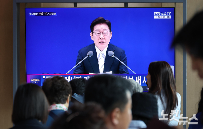 8일 오전 서울역 대합실에서 이재명 대통령의 취임 1주년 기자회견 생방송이 송출되고 있다. 박종민 기자