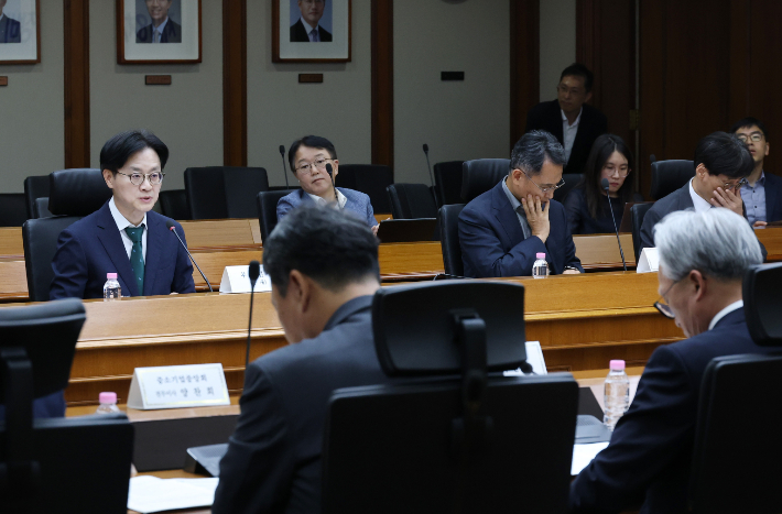 김정관 산업통상부 장관이 17일 여의도 수출입은행에서 열린 소부장 경쟁력 강화위원회 회의에서 발언을 하고 있다. 연합뉴스