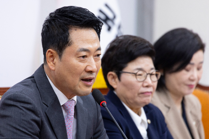 국민의힘 장동혁 대표가 17일 국회에서 열린 수시 원서접수 먹통 사태 긴급 간담회에서 교육부의 대응과 대책에 대한 비판 발언을 하고 있다. 연합뉴스