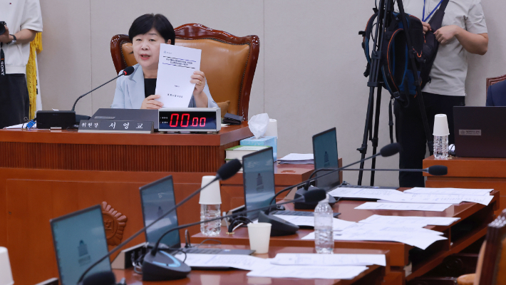 17일 국회 법제사법위원회 전체회의에서 위원장인 더불어민주당 서영교 의원이 김승원 법무부 장관 후보자 인사청문경과보고서와 관련해 발언하고 있다. 연합뉴스