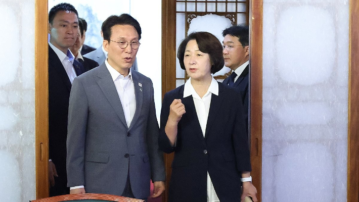 김민석 국무총리와 추미애 경기도지사 당선인이 15일 서울 삼청동 총리공관에서 열린 국토대전환 관련 광역단체장 당선자 간담회에 입장하고 있다. 연합뉴스