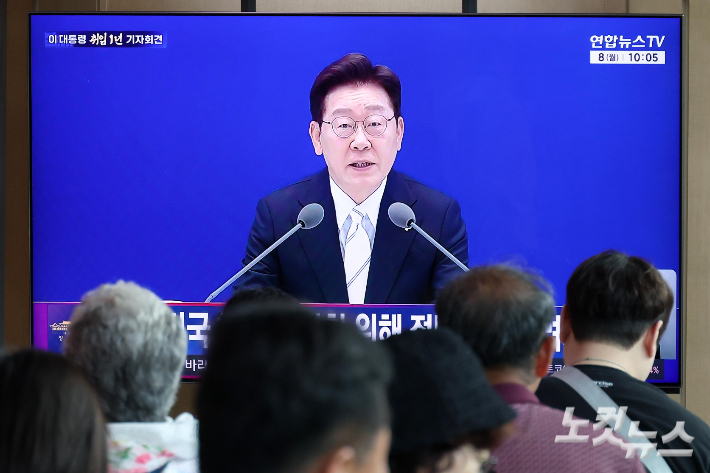 서울역 대합실에서 이재명 대통령의 취임 1주년 기자회견 생방송이 송출되고 있다. 박종민 기자
