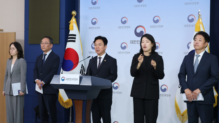 김영훈 고용노동부 장관이 15일 서울 종로구 정부서울청사에서 메가특구 연구직 대상 주52시간 예외적용, 파견근로 가능업무 확대 등 노동규제 완화 등을 내용으로 한 '메가특구 특별법 관련 사회적 대화 제안' 브리핑하고 있다. 연합뉴스