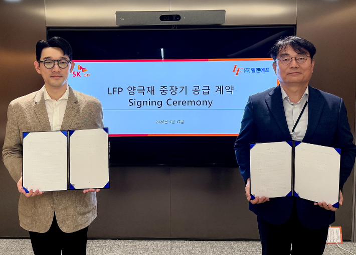 김성탄 SK온 원소재구매실장(좌측)과 이병희 엘앤에프 최고운영책임자(COO)가 17일(목) 서울 종로구 SK온 관훈캠퍼스에서 LFP 양극재 구매 계약 체결 후 기념촬영을 하고 있다. SK온 제공