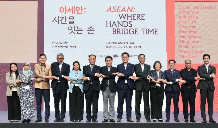 전주시는 17일 한국전통문화전당 야외공간에서 아세안과의 문화교류 거점인 '전주 아세안홀' 개관식을 열었다. 전주시 제공
