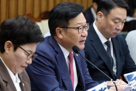 발언하는 정점식 원내대표